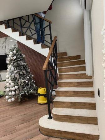 Металлическое ограждение лестницы